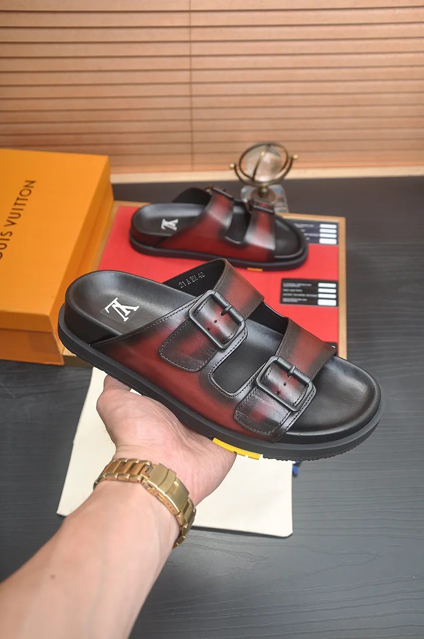 Men's shoes 💰400💶 [Louis Vuitton LV slippers] (high-end cowhide) counter 1:1 fashion style, a must-have for summer! The designer used LV’s iconic outsole. The original simple slippers instantly become fashionable! The upper is made of flexible special cowhide leather straps alternately, and the workmanship is exquisite! A must-have for stylish men in summer, size 38-45 (45 customized)